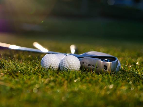 Kaksi golfpalloa ja mailat